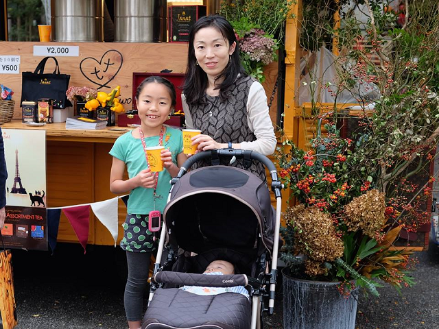 Janat Carvan offered tea at Hibiya Park Gardening Show